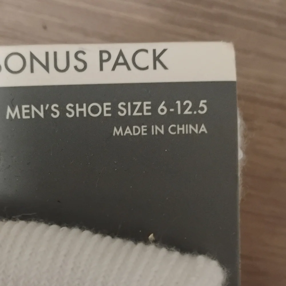 NEW Van Heusen Mens Polyester Blend Crew Socks 4 Pairs